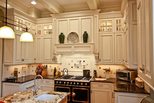 Solid Wood Kitchen Furniture Modular Cabinets with Plywood Carcase and Various Accessories